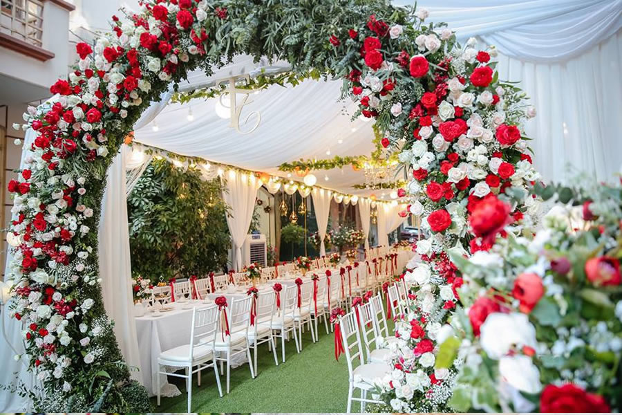 Trang trí cổng đám cưới bằng hoa tươi